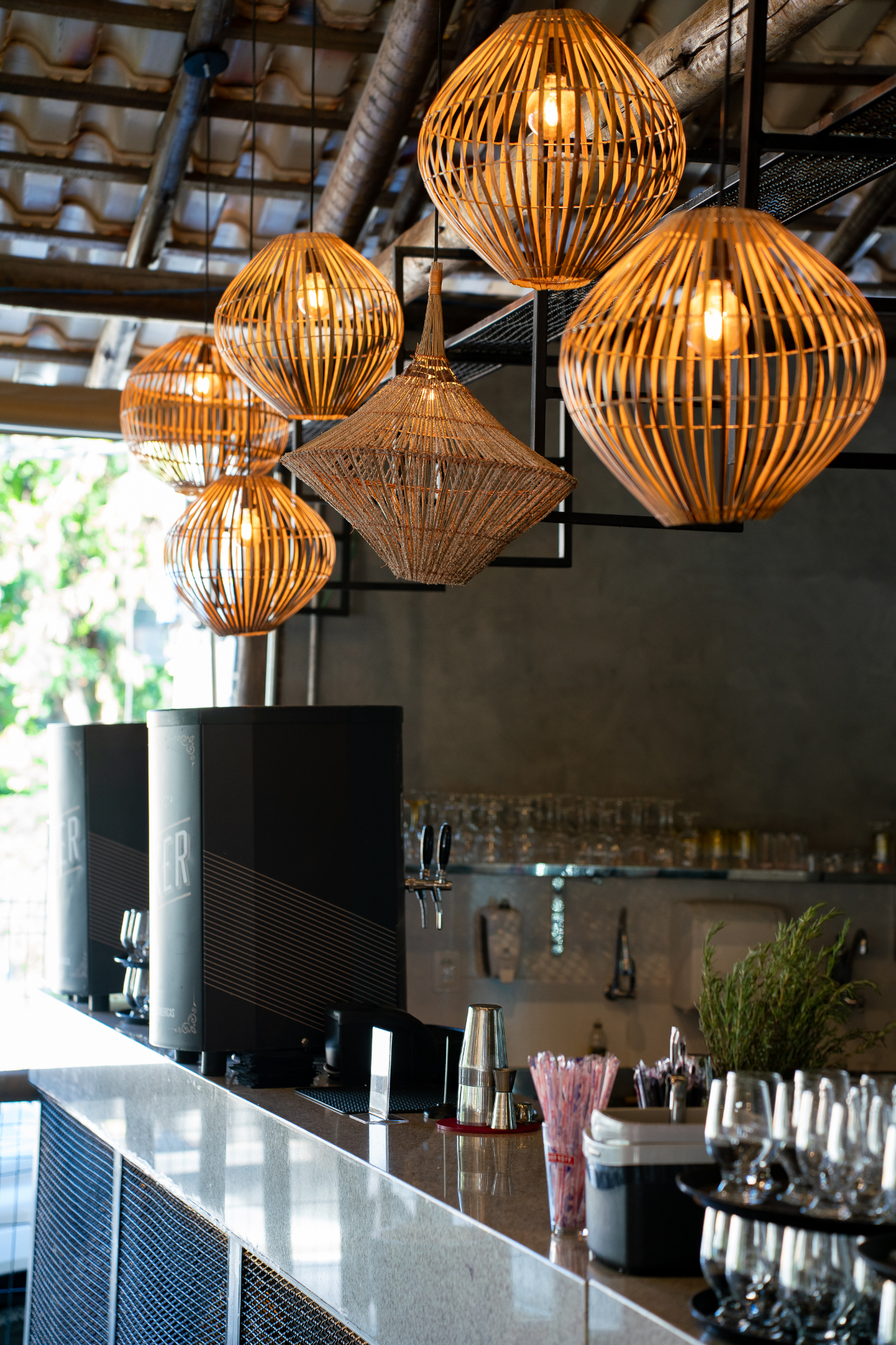 Bar do Varandas Beach com luminárias de palha e ambientação acolhedora